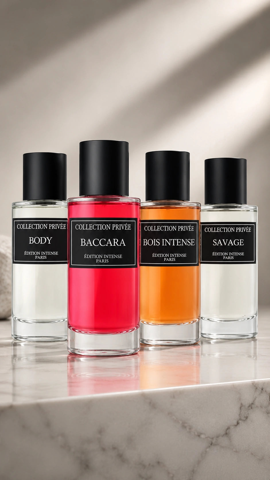 Quatre flacons Collection Privée Édition Intense Paris alignés sur marbre blanc : Body, Baccara rouge, Bois Intense ambré et Savage