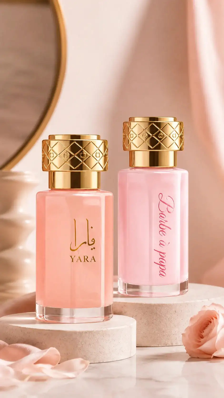 Duo de flacons roses et dorés Yara Lattafa et Barbe à Papa posés sur présentoirs en pierre avec pétales de rose et miroir doré