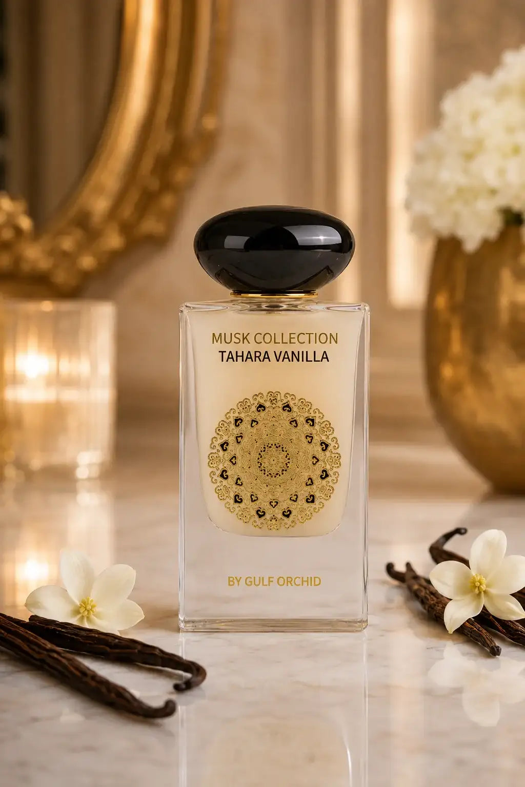 Flacon de parfum Tahara Vanilla Musk Collection by Gulf Orchid posé sur marbre blanc avec gousses de vanille et fleurs blanches