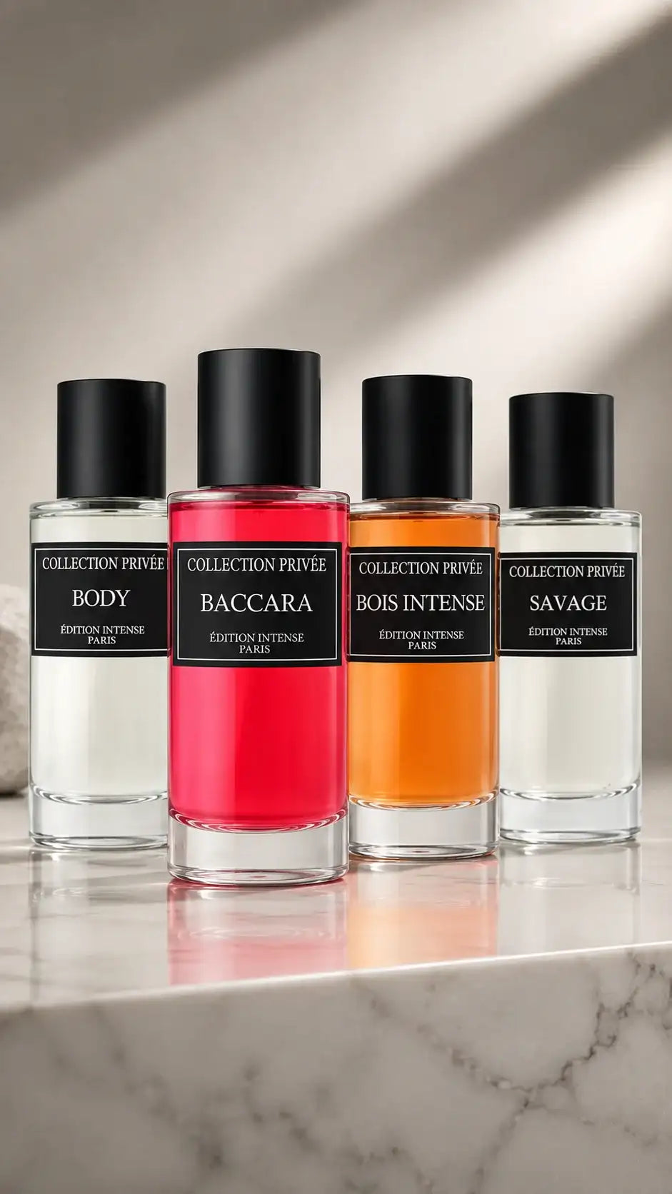 Quatre flacons Collection Privée Édition Intense Paris alignés sur marbre blanc : Body, Baccara rouge, Bois Intense ambré et Savage